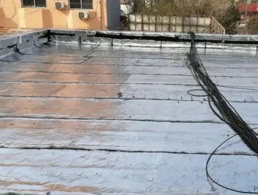 柳州卫生间漏水维修公司分享下柳州屋面楼顶防水刚性防水层施工要点。